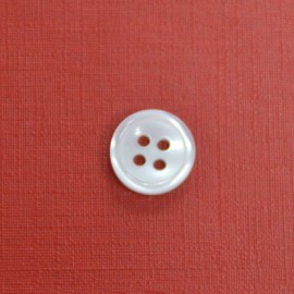 Botón blanco para camisas con cuatro agujeros 